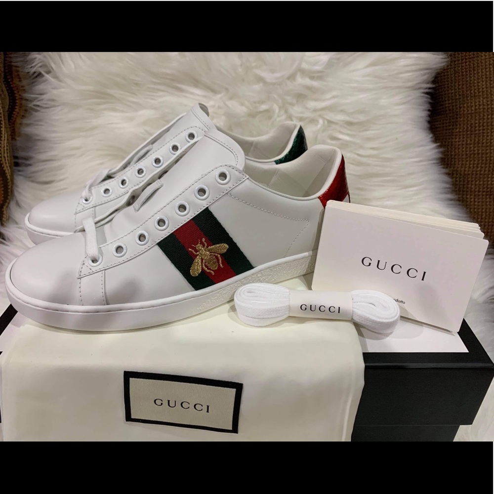 ♥️SOLD♥️Gucci Ace embroidered bee leather sneakers